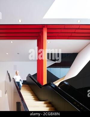 Vue intérieure, escalier à la galerie. Exhibition Road Quarter au Victoria and Albert Museum, Londres, Royaume-Uni. Terminé en 2017. Galerie d'expositions temporaires, cour publique et nouvelle entrée au musée. Conçu par Amanda Levete Architects. Banque D'Images