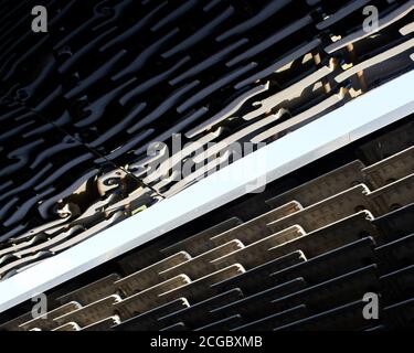 Intérieur du pavillon Serpentine 2018 sur la pelouse de la Serpentine Gallery à Kensington Gardens, Londres, Royaume-Uni. Conçu par l'architecte mexicain Frida Escobedo. Banque D'Images