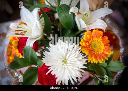 Vue de dessus d'un beau bouquet composé de lys, roses, chrysanthèmes et gerberas pour les vacances. Banque D'Images