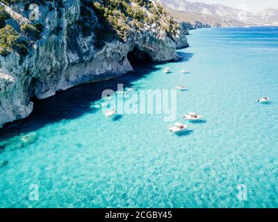 Cala Luna, littoral et grottes avec eau de mer turquoise, Golfe d'Orosei, Sardaigne Banque D'Images