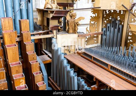 Gros plan sur les tuyaux d'orgue de l'église Banque D'Images