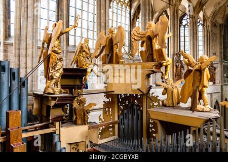 Orgues d'église et sculptures en bois Banque D'Images