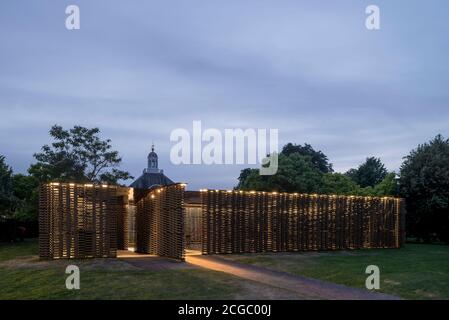 Le pavillon de la serpentine 2018 de l'architecte mexicain Frida Escobedo, installé en face de la Serpentine Gallery, Kensington Gardens, Londres, Royaume-Uni. Banque D'Images