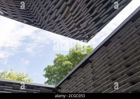 Le pavillon de la serpentine 2018 de l'architecte mexicain Frida Escobedo, installé en face de la Serpentine Gallery, Kensington Gardens, Londres, Royaume-Uni. Banque D'Images