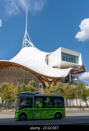 Bus électrique, transport local, Centre Pompidou-Metz, centre ville, Metz, France Banque D'Images