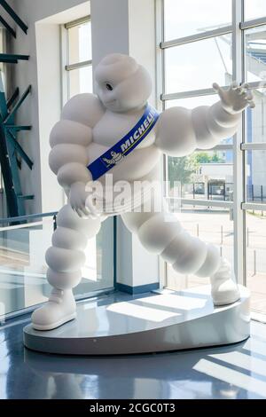 Clermont-Ferrand, , Auvergne / France - 09 01 2020 : bibendum michelin signe logo statue de vente de pneus Banque D'Images