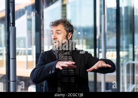 L'architecte Thomas Heatherwick parle à l'avant-première de Coal Drops Yard, un quartier de détail de King's Cross à Londres, au Royaume-Uni. Achevé en 2018, il s'agit d'un projet de réutilisation adaptative d'anciens entrepôts de charbon. Banque D'Images