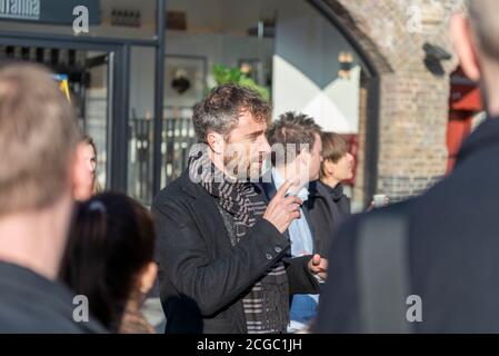 L'architecte Thomas Heatherwick parle à l'avant-première de Coal Drops Yard, un quartier de détail de King's Cross à Londres, au Royaume-Uni. Achevé en 2018, il s'agit d'un projet de réutilisation adaptative d'anciens entrepôts de charbon. Banque D'Images