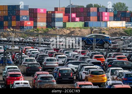 Terminal de voiture dans le port intérieur Logport I, à Duisburg à la rivière Rhein, manutention de véhicules neufs, zone de stockage, NRW, Allemagne Banque D'Images