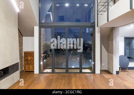 Double hauteur séjour d'un appartement rénové au dernier étage d'une grande propriété victorienne indépendante et conversion de grenier comprenant une nouvelle extension de dormeur pour former un nouveau loft de deux étages, dans le nord de Londres, Royaume-Uni. Banque D'Images