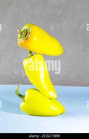 Légumes verts frais et sur table. Équilibre équilibre équilibre alimentaire flottant Banque D'Images