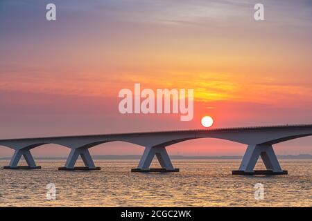 Le Pont de Zélande (Zeelandbrug : Néerlandais) est le pont le plus long aux Pays-Bas. Le pont enjambe l'estuaire Oosterschelde. Il relie les îles Banque D'Images