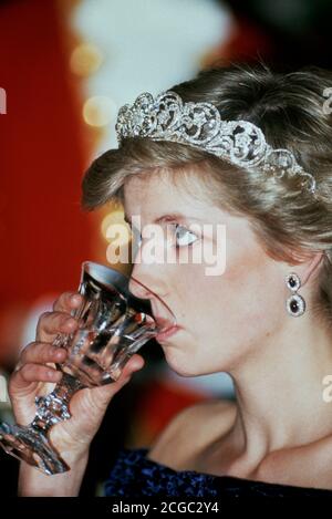 S.A.R. la princesse Diana portant la robe de la famille Spencer Tiara et Bruce Oldfield lors d'un banquet tenu au palais Ajuda, à Lisbonne, lors d'une visite au Portugal Banque D'Images