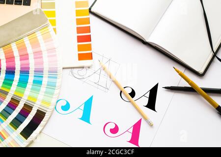 Composition du logo de conception graphique avec des outils et des jeux de couleurs Banque D'Images