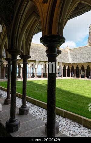 Le cloître du Mont Saint Michel avec voûte nervurée, piliers et pelouse, Bretagne, France Banque D'Images