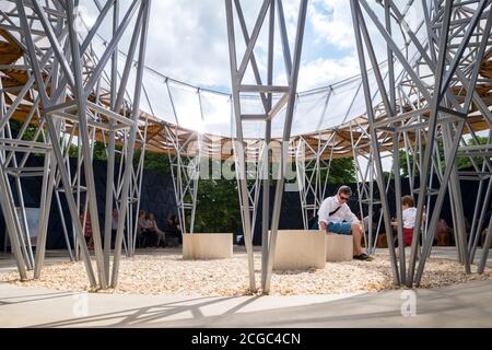 Le pavillon Serpentine de 2017, une structure temporaire en bois, dans des tons bleu foncé et naturels, de formes organiques avec cour centrale. Banque D'Images
