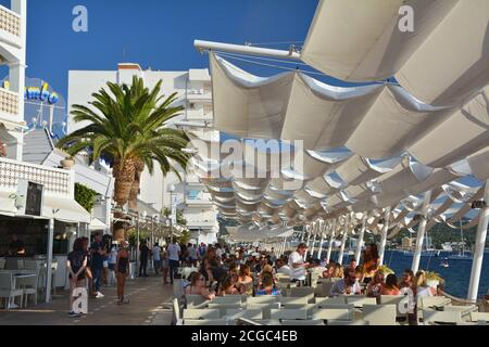 IBIZA, ESPAGNE - 12 JUILLET 2017 : café Mambo à San Antonio de Portmany sur l'île d'Ibiza. C'est un célèbre bar en bord de mer avec les meilleures vues sur le coucher du soleil avec liv Banque D'Images