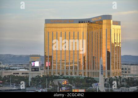 LAS VEGAS, Etats-Unis - 20 MARS 2018 : Mandalay Bay Hotel & Casino sur le boulevard Las Vegas au coucher du soleil. Mandalay Bay est exploité par MGM Resorts Internat Banque D'Images