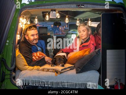 Garrettstown, Cork, Irlande. 09th September, 2020.UN jeune couple avec son chien se détendant à l'arrière de leur campervan lors d'une soirée d'été en fin de mer à Garrettstown, Co. Cork, Irlande. - crédit; David Creedon / Alamy Live News Banque D'Images