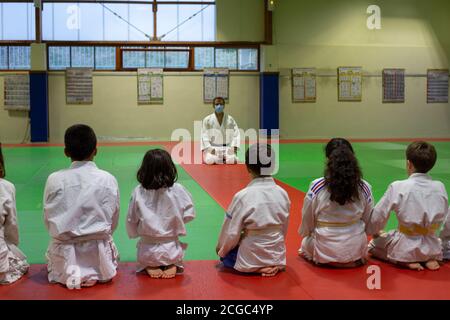 Angers, France - septembre 09 2020: Activités sportives pour enfants, un entraîneur portant un masque de protection pour prévenir le coronavirus, concept de port de masques est obligatoire, nouvelle réalité Banque D'Images