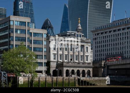 Une photo de la Tamise de bâtiments contemporains, dont le Gherkin en arrière-plan, avec le Fishmonger's Hall en premier plan sur la rive, London Bridge, 1834. Banque D'Images