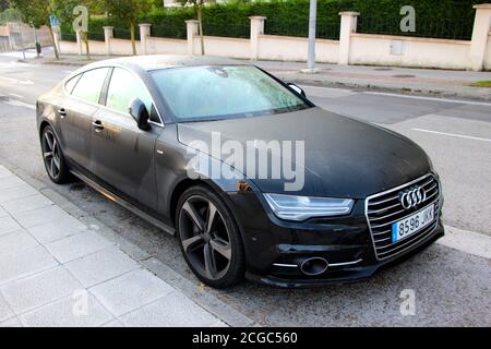 Photo d'une Audi A5 2015 Noir Sportback couvert de rosée matinale garée dans la rue Santander Cantabria Espagne Banque D'Images