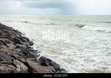 Brise-vagues barrière de roche fabriquée par l'homme, océan Atlantique, Recife, Brésil Banque D'Images