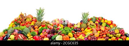 Fruits et légumes en gros tas isolés sur fond blanc. Banque D'Images