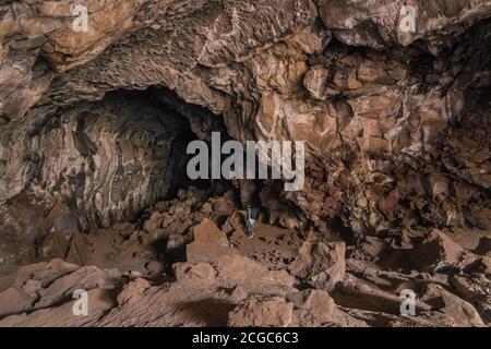 Entrée dans la grotte de Pluton, parc volcanique du mont shasta, nord de la californie Banque D'Images