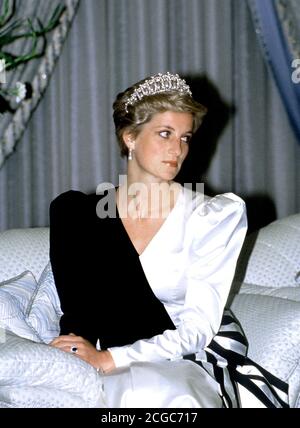 HRH la princesse Diana, princesse de Galles arrive pour dîner avec le roi Fahd au Palais du Prince héritier - Palais Royal, Riyad lors de sa visite royale de Sau Banque D'Images