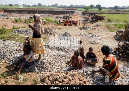 INDE, Jharkand, Chaibasa, carrière de pierre illégale sur des terres tribales, les villages et les terres d'Adivasi sont menacés par des projets miniers et industriels, la capture illégale de terres, le déplacement et la réinstallation sont menacés / INDIEN, Jharkhand , Chaibasa , Dorf Tekoramatu , illegaler Kalkstein Steinbruch auf Adivasi Land, Betrieben und Betrieben und Betrieben aller Art, aller Art, aller Art, aller Art, aller Art, aller Art, aller Art, aller Art, aller Art, aller Art, aller Art, aller Art, aller Art, aller Art, aller Art, aller Art Banque D'Images