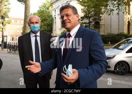 Le vice-président de la Commission européenne, Maros Sefcovic (à droite), et l'ambassadeur de l'UE au Royaume-Uni, Joao Vale de Almeida, diplomate portugais, arrivent à la Maison de l'UE à Londres. M. Sefcovic s'est rendu à Londres pour rencontrer Michael Gove pour une réunion extraordinaire de la commission mixte entre le Royaume-Uni et l'UE. Banque D'Images