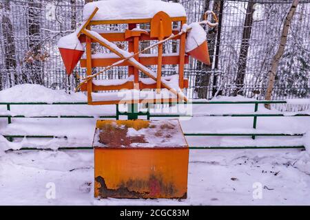 Fournitures anti-incendie dans la nature dans les bois près du bâtiment. Banque D'Images