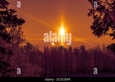 Coucher de soleil en Sibérie. Vue sur la rivière OB. Vue avant. Banque D'Images