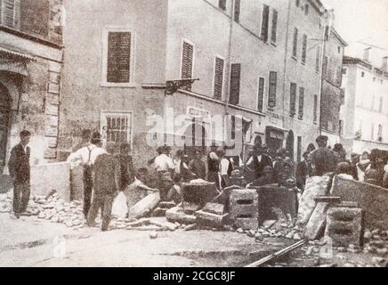 Travailleurs antifascistes à Parme lors d'une barricade en août 1922. Banque D'Images