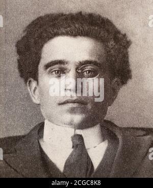 Antonio Francesco Gramsci. Photo de 1922. Antonio Francesco Gramsci (22 janvier 1891 – 27 avril 1937) était un écrivain et politicien marxiste italien. Il a écrit sur la philosophie, la théorie politique, la sociologie, l'histoire et la linguistique. Membre fondateur et ancien dirigeant du Parti communiste d'Italie, il a été emprisonné par le régime fasciste de Benito Mussolini. Gramsci a écrit plus de 30 carnets et 3,000 pages d'histoire et d'analyse pendant son emprisonnement. Banque D'Images