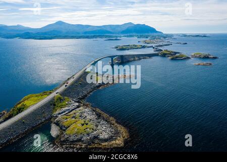 Atlanterhavsvegen, route côtière pittoresque, côte ouest de la Norvège, photo de drone d'en haut montrant l'itinéraire pittoresque unique d'Atlanterhavsvegen Banque D'Images