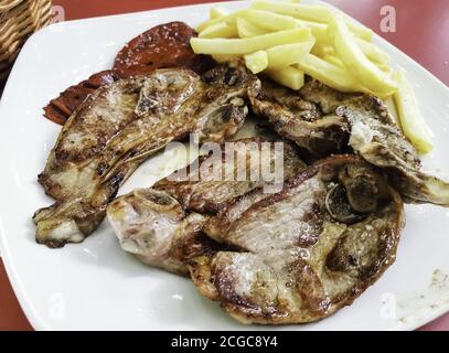 Côtelettes d'agneau avec pommes de terre et poivrons au restaurant, repas et nourriture Banque D'Images