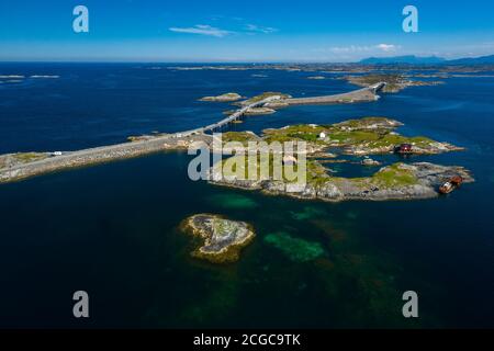 Atlanterhavsvegen, route côtière pittoresque, côte ouest de la Norvège, photo de drone d'en haut montrant l'itinéraire pittoresque unique d'Atlanterhavsvegen Banque D'Images