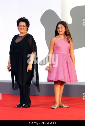 Italie, Lido di Venezia, 09 septembre 2020 : Laura Giordani et Alissa Maria Orlando promeusse le tapis rouge avant la projection du 'le sorelle Macaluso' pendant le 77e Festival International du film de Venise photo © Ottavia Da Re/Sintesi/Alamy Live News Banque D'Images