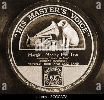 1922 - le label de sa voix de maître avec le Dixieland Jazz Band original (Margie - Medley Fox Trot). Connu à l'origine sous le nom de Dixieland Jass Band (ODJB) , à la fin de 1917, l'orthographe du nom du groupe a été modifiée. Le groupe a réalisé les premiers enregistrements de jazz au début de 1917. Leur enregistrement de 'Livery stable Blues' est devenu le premier disque de jazz jamais réalisé. Banque D'Images