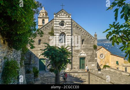 Vue panoramique sur l'église Saint-Laurent (XIIe siècle) dans le village de pêcheurs de Porto Venere, site classé au patrimoine mondial de l'UNESCO, la Spezia, Italie Banque D'Images