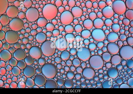 Haut en couleur artistique de la goutte d'huile flottant sur l'eau. Banque D'Images