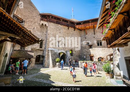 Veytaux Suisse , 4 juillet 2020 : touristes dans une cour à l'intérieur du château de Chillon en Suisse Banque D'Images