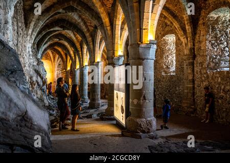 Veytaux Suisse , 4 juillet 2020 : vue panoramique des donjons gothiques voûtés et des touristes regardant un panneau d'information dans le sous-sol de Chillon Banque D'Images