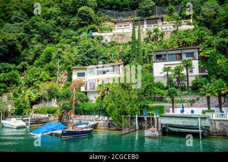 Lugano Suisse , 1er juillet 2020 : Maisons contemporaines au milieu de la nature verte sur les rives du lac de Lugano au Tessin Suisse Banque D'Images