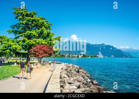 Vevey Suisse , 4 juillet 2020 : personnes marchant sur Vevey, promenade du quai piétonnier le long du lac Léman, le jour d'été ensoleillé à Vaud Suisse Banque D'Images