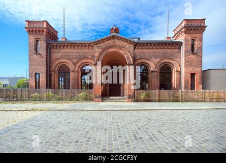 09 septembre 2020, Brandebourg, Halbe: La gare impériale sur la ligne Berlin - Görlitz. Pour la restauration de la gare, le nouveau Zealander Peter Macky reçoit le Prix de Brandebourg pour la préservation des monuments historiques le 10.09.2020. Le prix a été décerné depuis 1992 pour honorer l'engagement des particuliers, des associations et des municipalités pour la préservation des monuments. L'ensemble des bâtiments conçus par l'architecte August Orth en 1865 se composait d'un bâtiment public et d'une gare royale. Ce dernier était destiné à l'empereur allemand Wilhelm I et à ses Banque D'Images