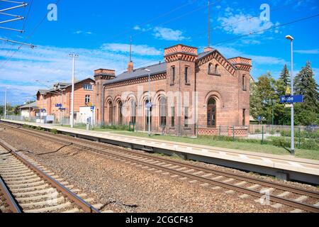 09 septembre 2020, Brandebourg, Halbe: La gare impériale sur la ligne Berlin - Görlitz. Pour la restauration de la gare, le nouveau Zealander Peter Macky reçoit le Prix de Brandebourg pour la préservation des monuments historiques le 10.09.2020. Le prix a été décerné depuis 1992 pour honorer l'engagement des particuliers, des associations et des municipalités pour la préservation des monuments. L'ensemble des bâtiments conçus par l'architecte August Orth en 1865 se composait d'un bâtiment public et d'une gare royale. Ce dernier était destiné à l'empereur allemand Wilhelm I et à ses Banque D'Images