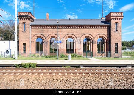 09 septembre 2020, Brandebourg, Halbe: La gare impériale sur la ligne Berlin - Görlitz. Pour la restauration de la gare, le nouveau Zealander Peter Macky reçoit le Prix de Brandebourg pour la préservation des monuments historiques le 10.09.2020. Le prix a été décerné depuis 1992 pour honorer l'engagement des particuliers, des associations et des municipalités pour la préservation des monuments. L'ensemble des bâtiments conçus par l'architecte August Orth en 1865 se composait d'un bâtiment public et d'une gare royale. Ce dernier était destiné à l'empereur allemand Wilhelm I et à ses Banque D'Images